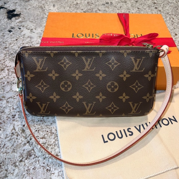 Louis Vuitton Pochette Accessoire Monogram - Picture 8 of 10